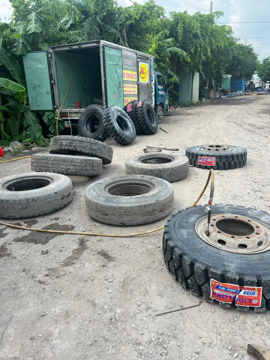 Dịch Vụ vá vỏ ,thay vỏ  Xe tại công ty khách hàng tại các khu công nghiệp Bình Dương.